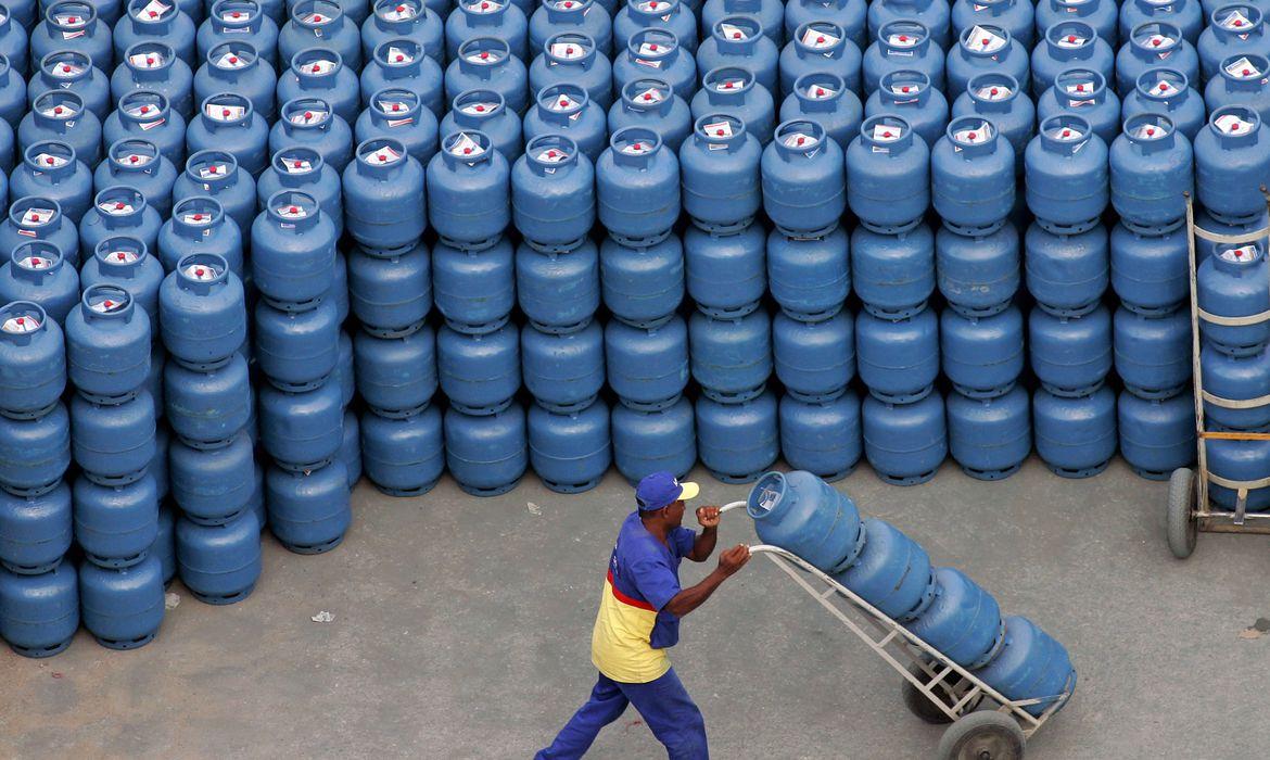 Petrobrás anuncia redução no preço do gás de cozinha para as distribuidoras