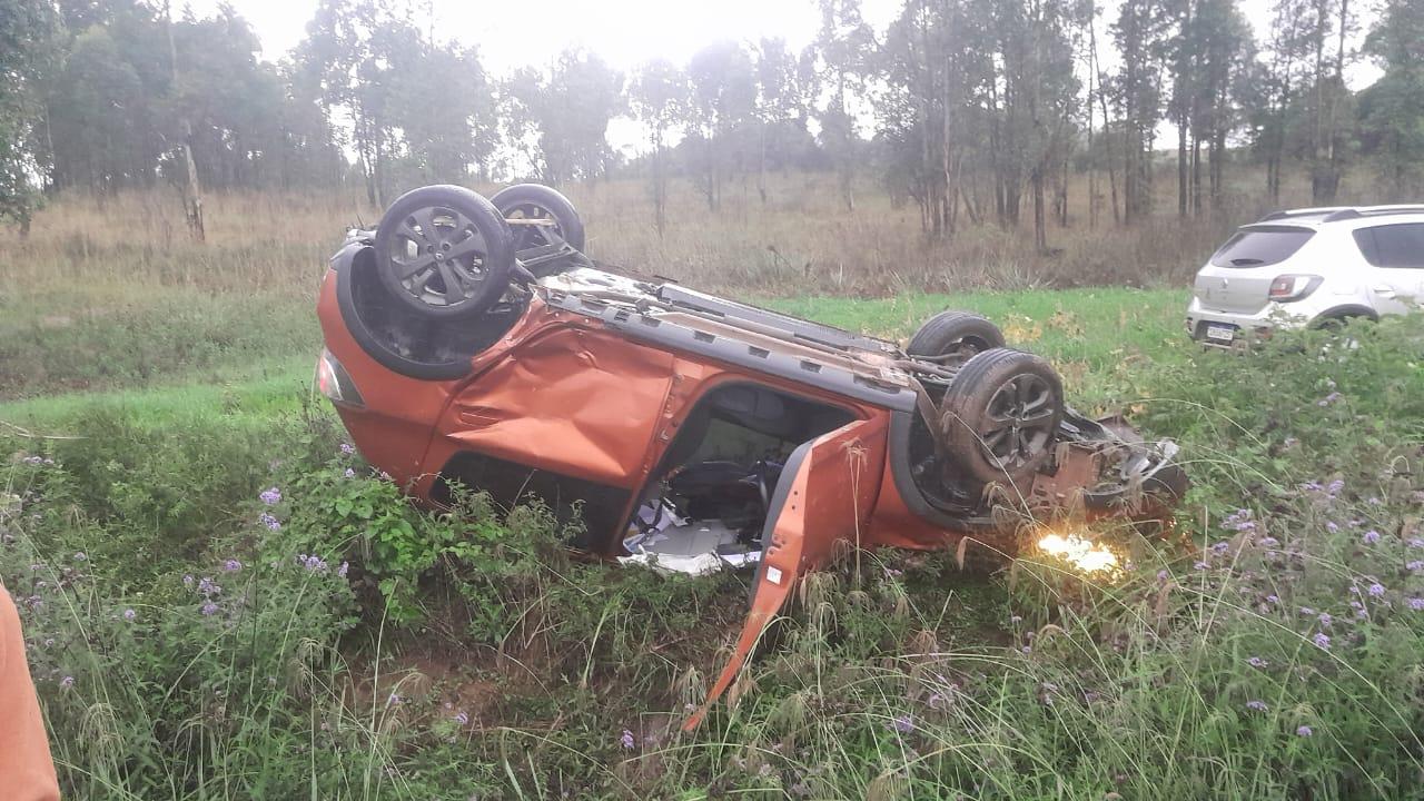 Saída de pista e capotamento na BR 293