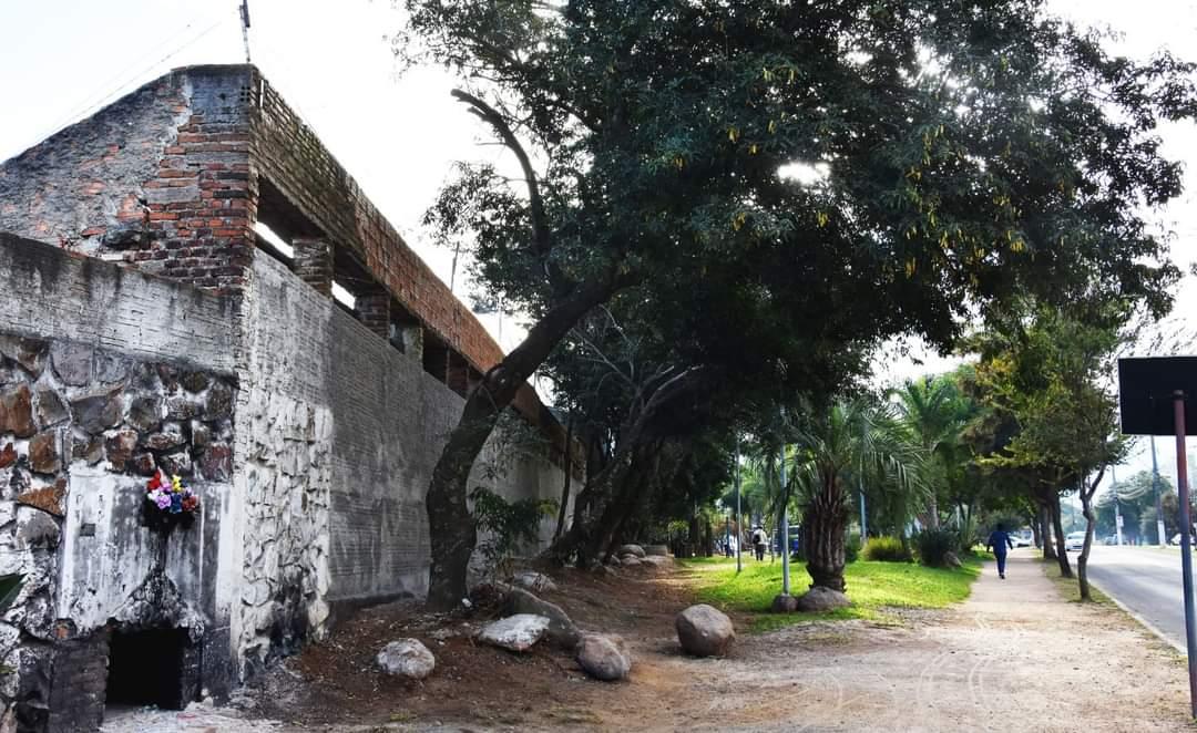 São Gabriel utiliza mão de obra prisional para reerguer muro de estádio