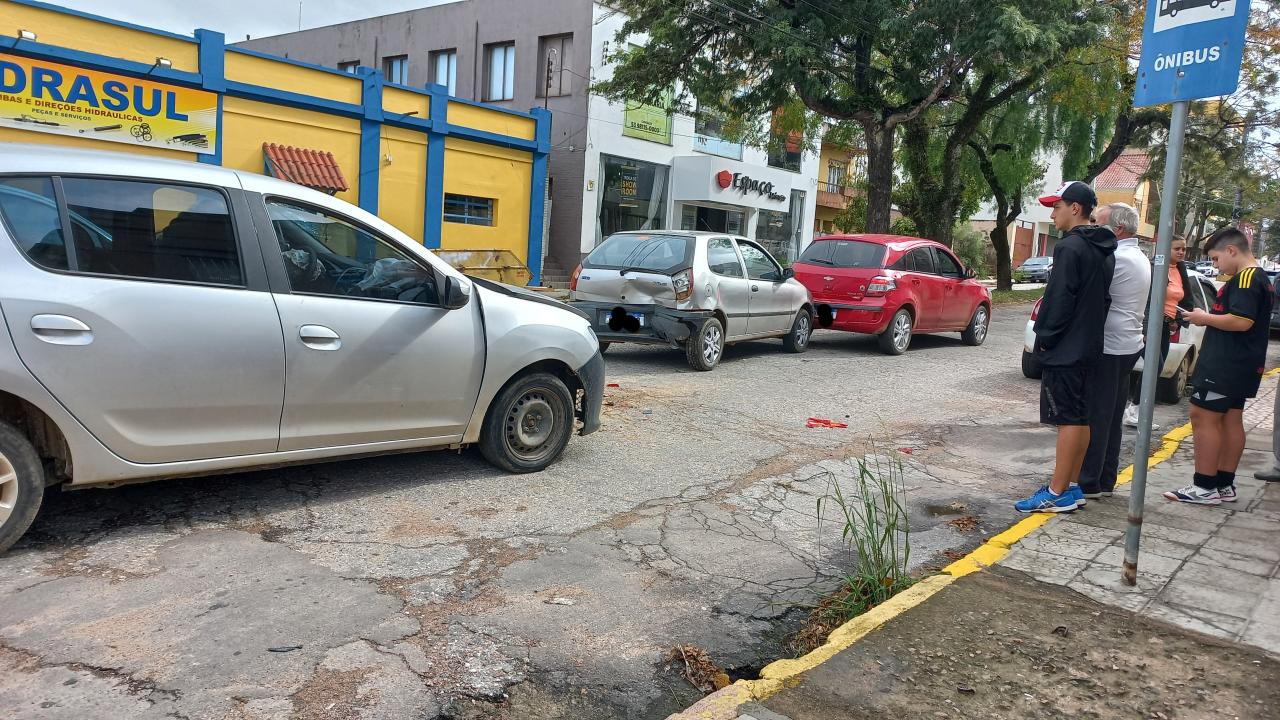 Três carros se envolvem em acidente na General Osório