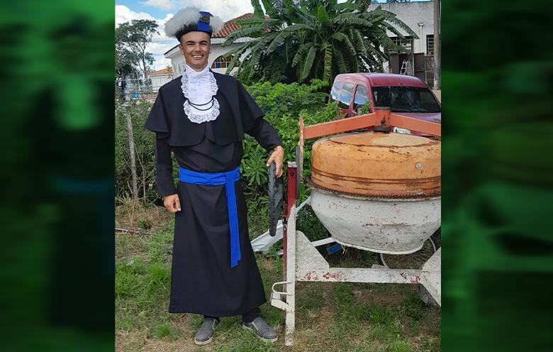 A construção do conhecimento: auxiliar de pedreiro concilia trabalho e estudos