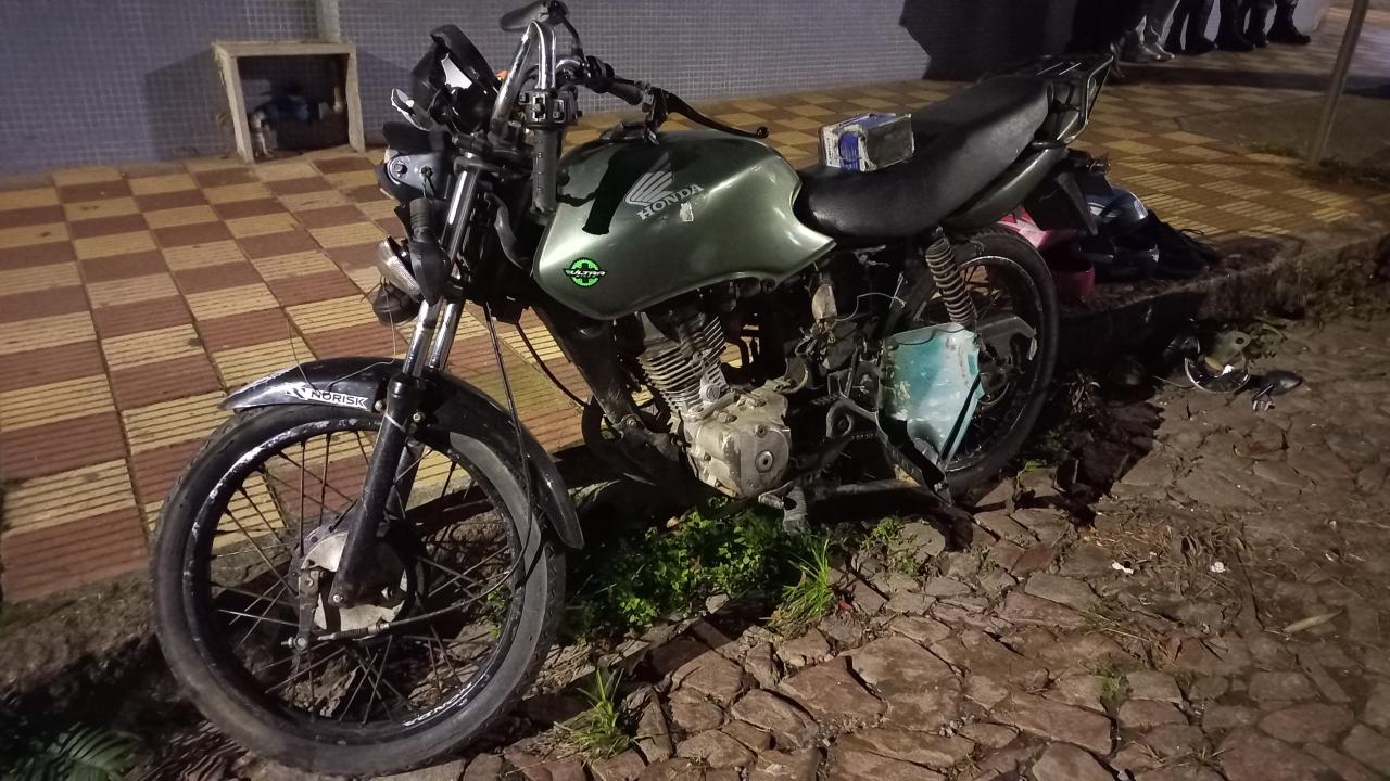 Acidente entre moto e carro na Tupy Silveira