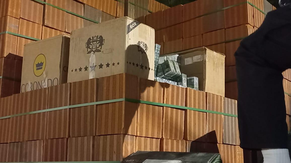 Carga de cigarros é apreendida no meio de carga de tijolos em Aceguá