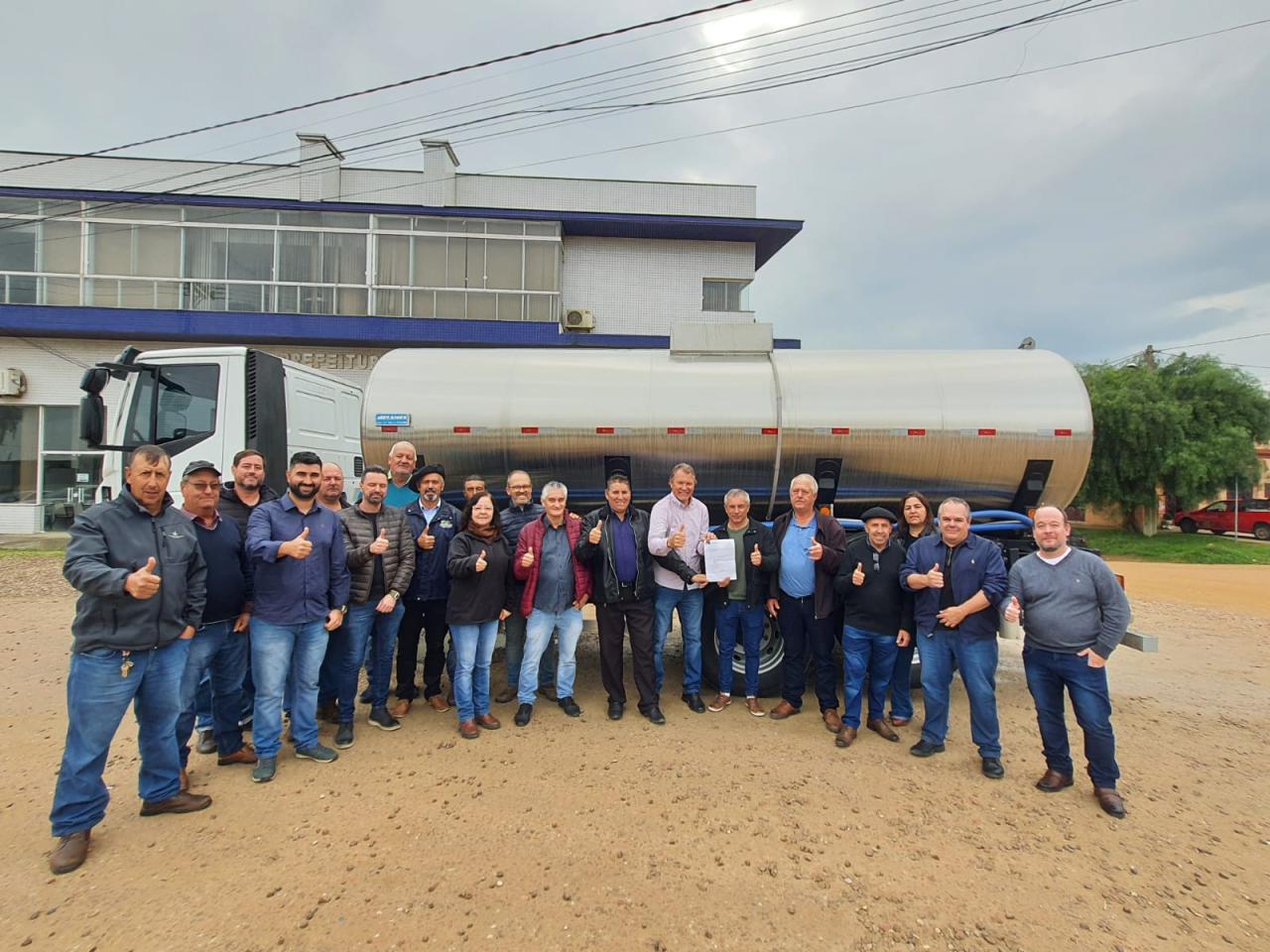 Deputado Afonso Hamm entrega caminhão pipa e visita obras de pavimentação em Aceguá 