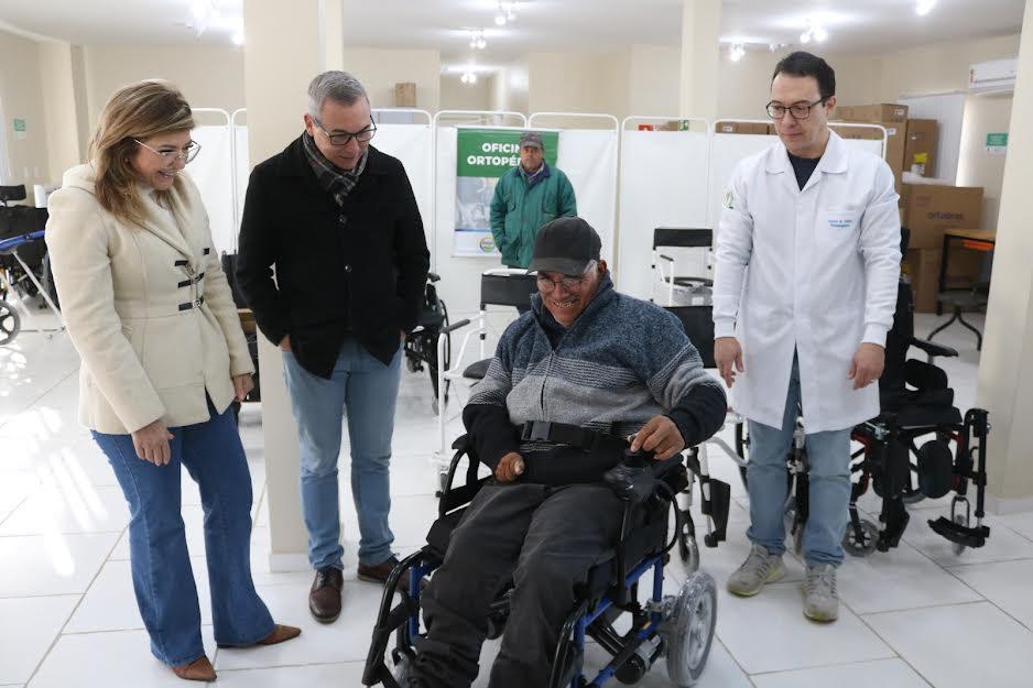Governo Municipal realiza entrega de cadeiras de rodas a pacientes