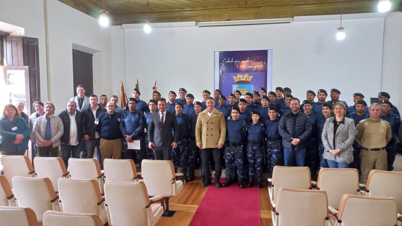 Assinado Termo de Posse dos agentes da GCM