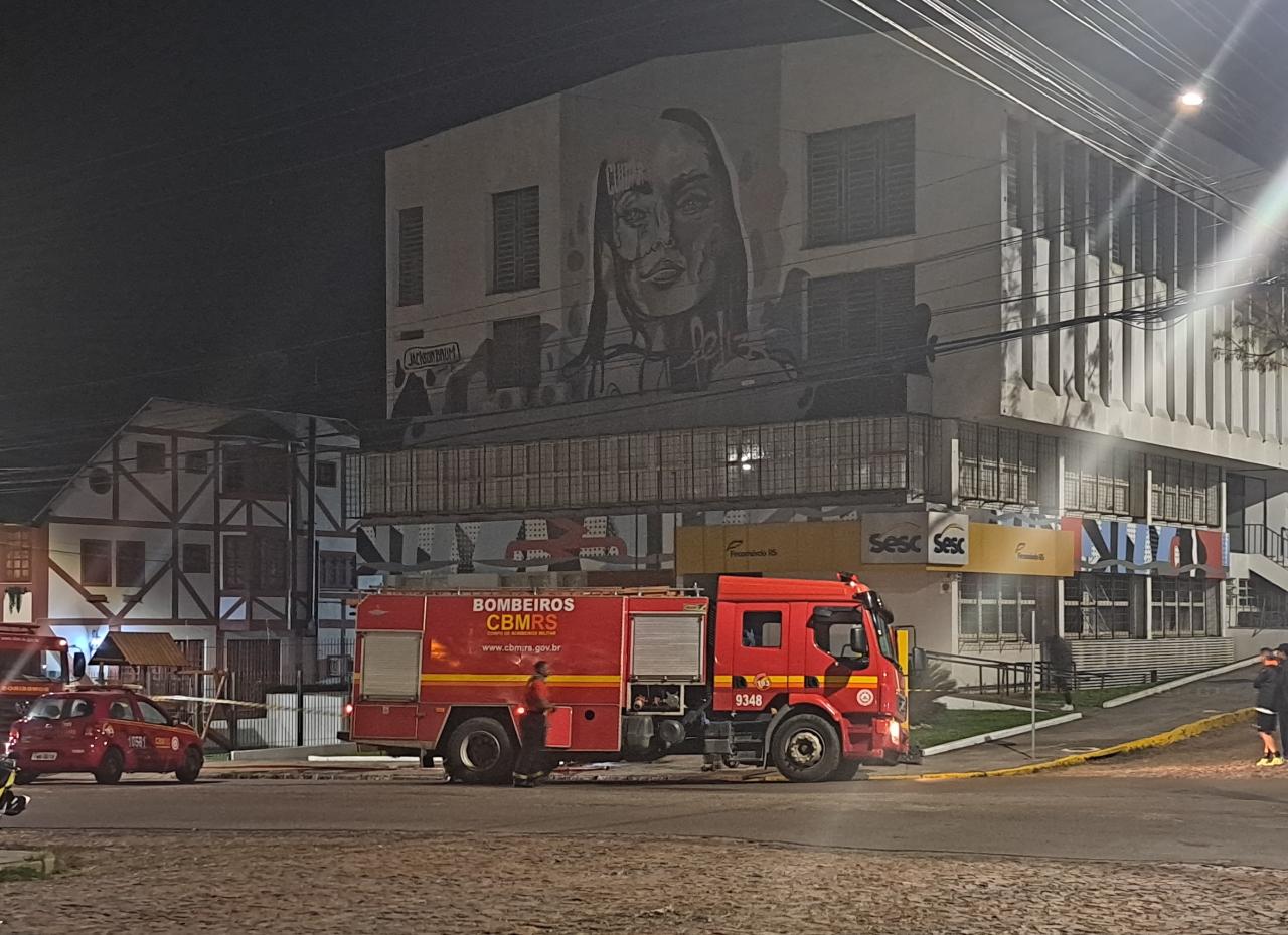 Bombeiros controlam princípio de incêndio em prédio do Sesc