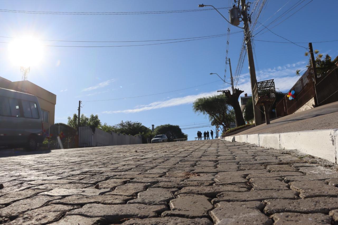Calçamento da rua Marcílio Dias é inaugurado
