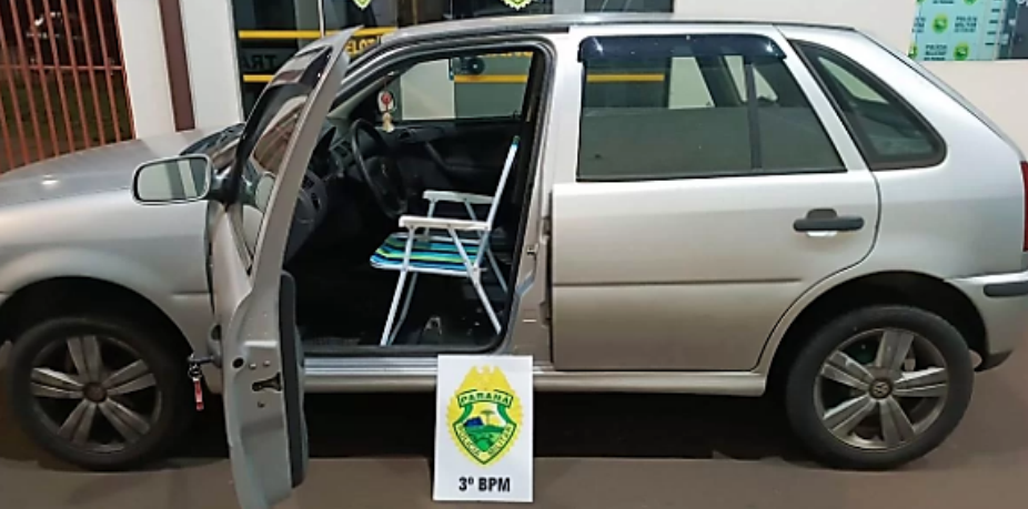 Homem é flagrado pela polícia dirigindo carro em cadeira de praia no Paraná