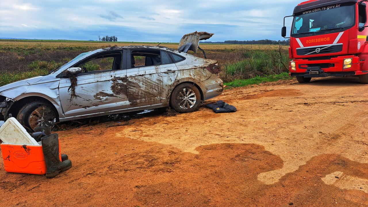 Homem morre ao capotar veiculo em arroio no interior do município