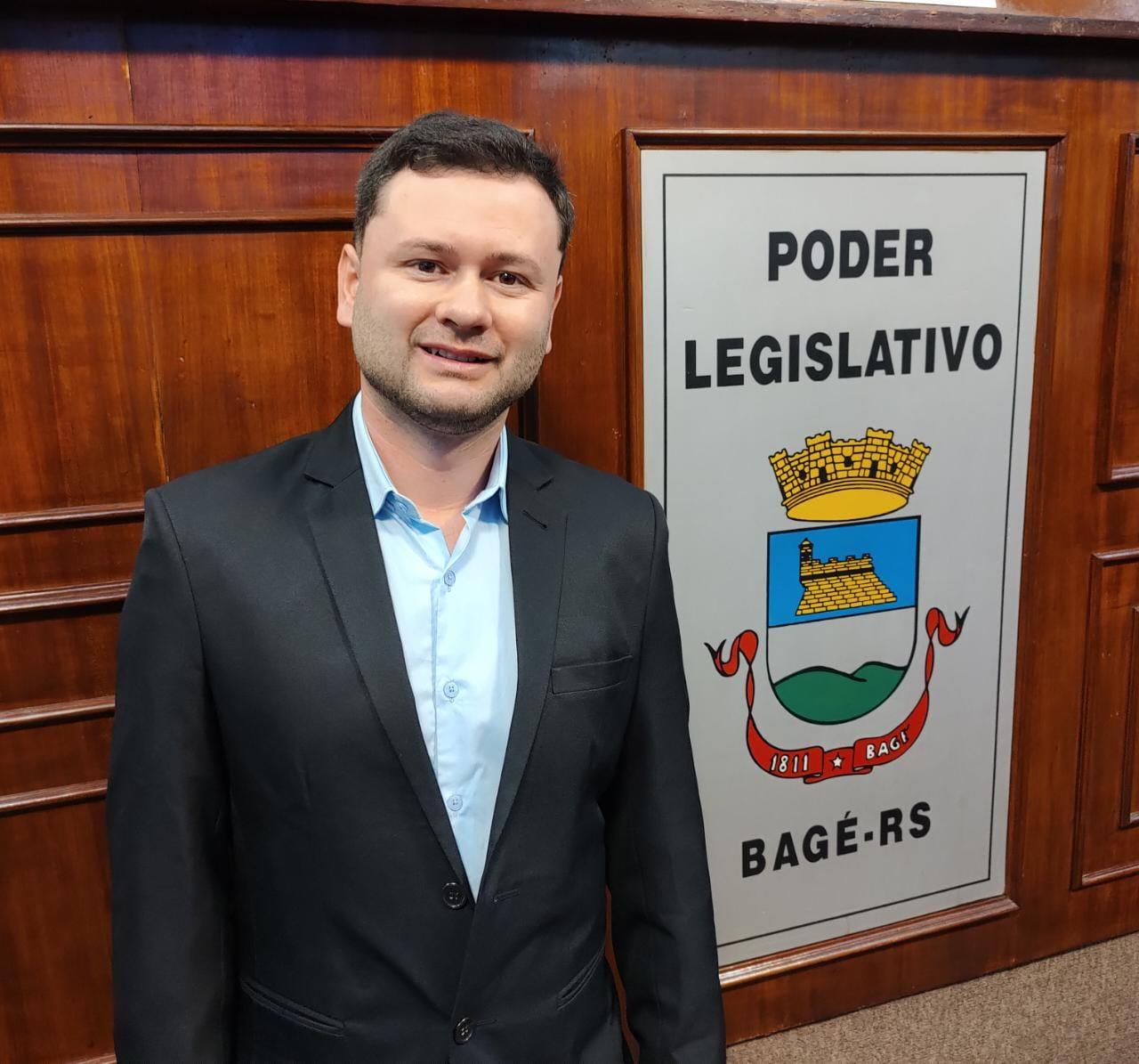 PATRIQUE CEBOLA ASSUME CADEIRA NA CÂMARA DE VEREADORES