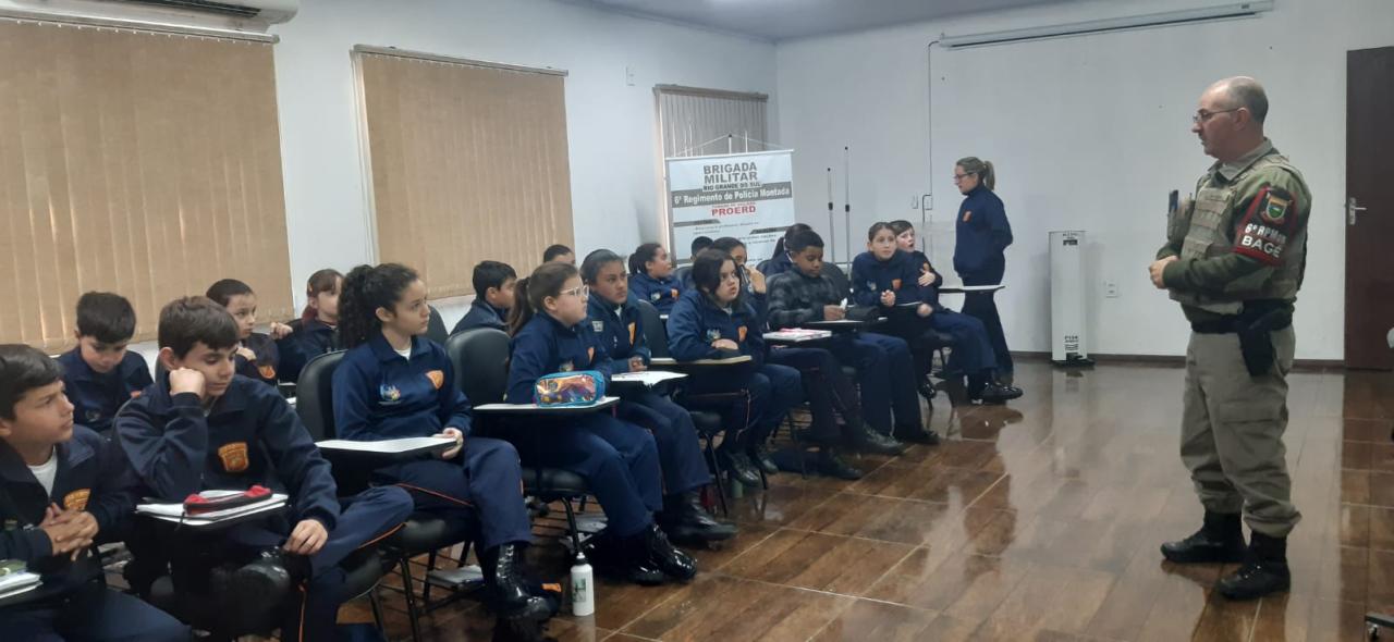 Patrulha Escolar ministra palestras para integrantes da Brigada Mirim em Bagé