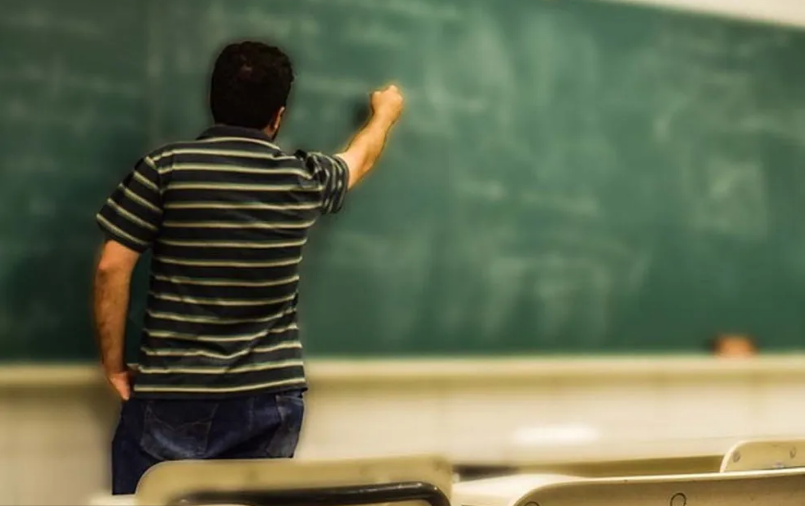 Professores temporários do estado serão desligados caso recusem dobrar carga horária