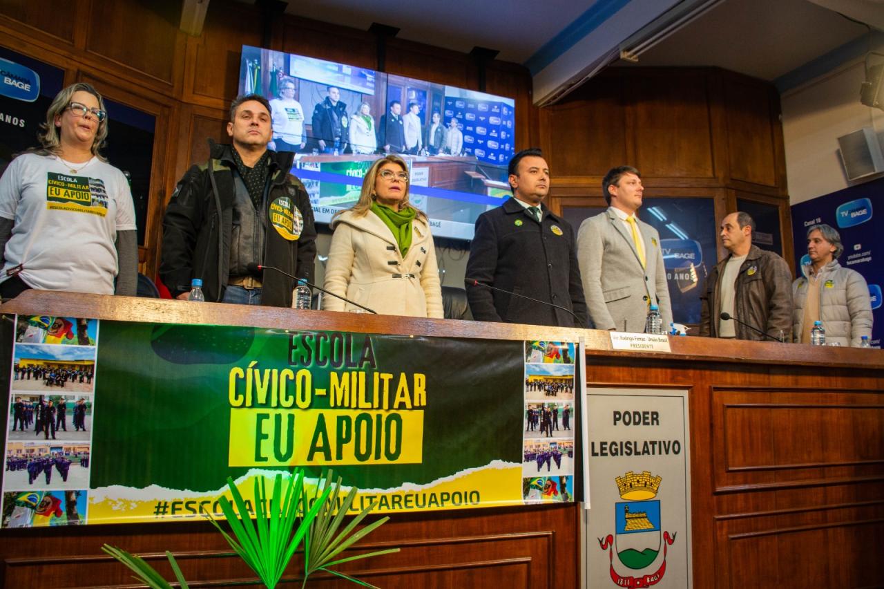 Sessão em apoio às escolas cívico militares lota câmara de vereadores