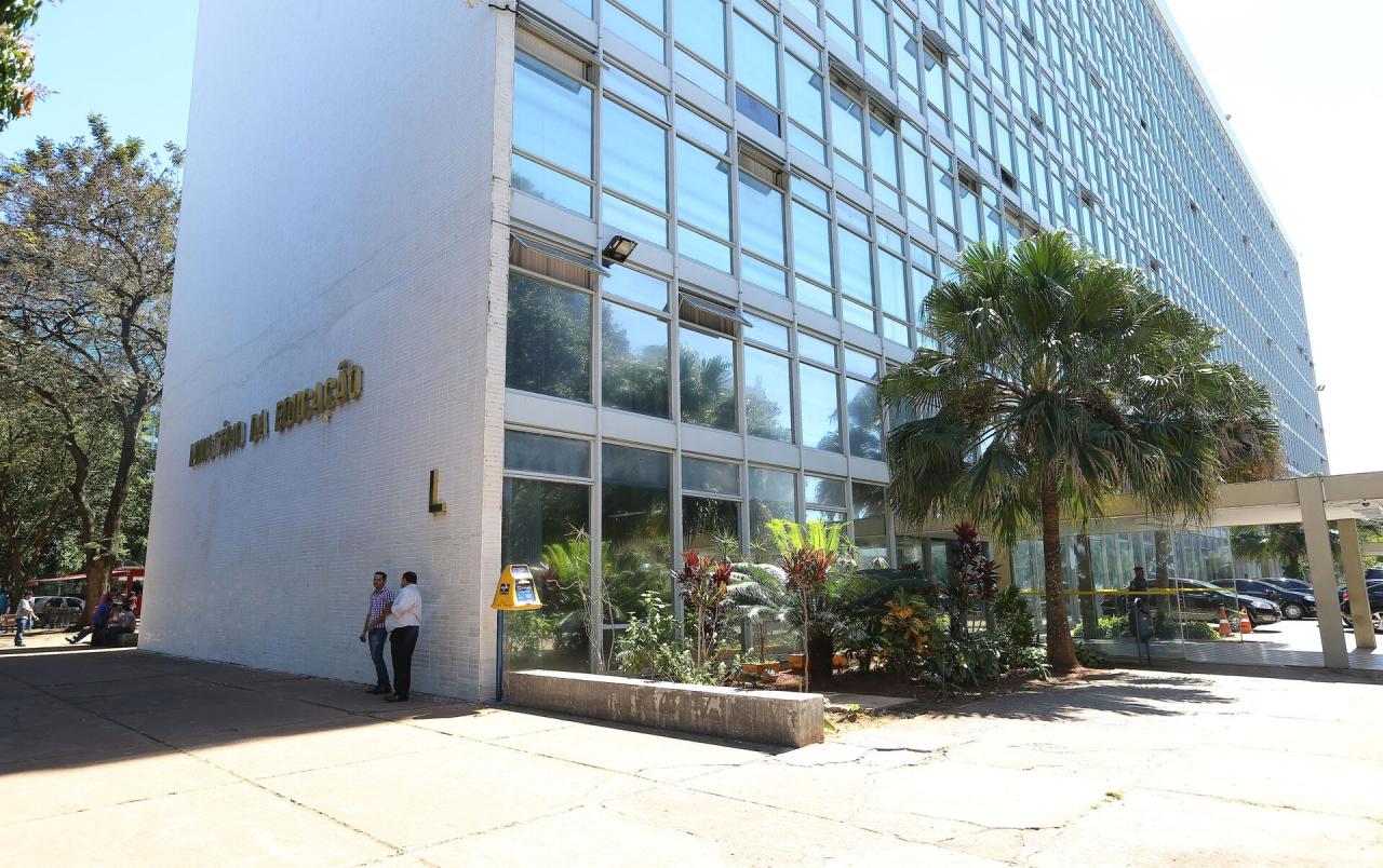 Vereadores de Bagé vão até o Ministério da Educação em busca de liberação de verba