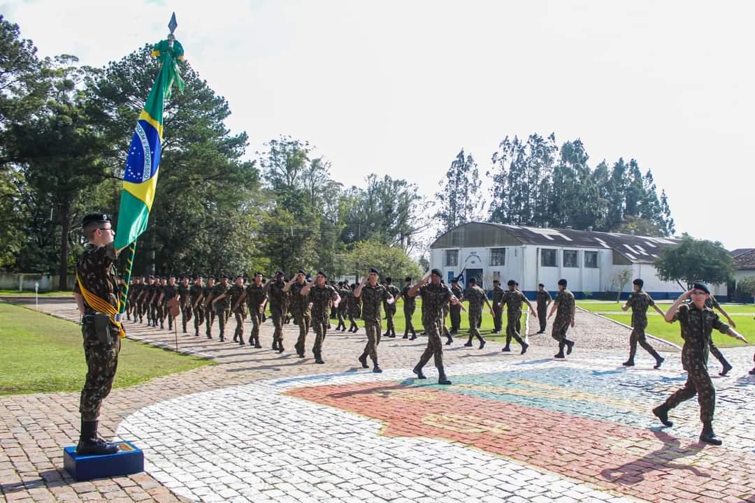 25⁰ GAC realiza formatura e Juramento a Bandeira