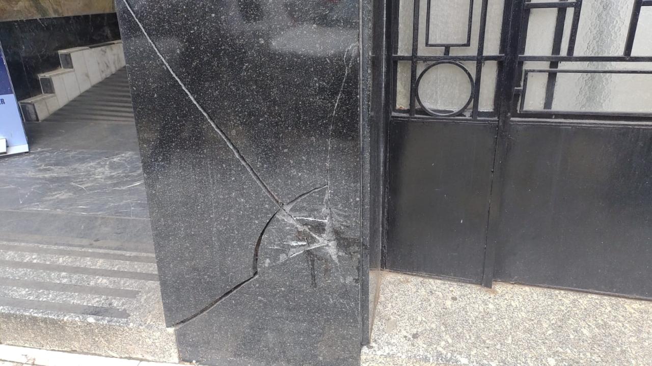 Carro atinge idosa no centro de Bagé