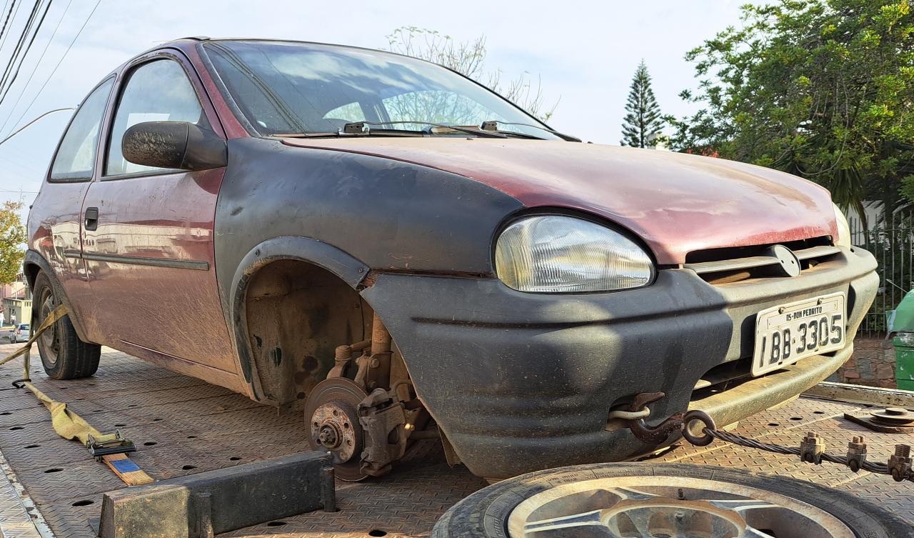 Carro é encontrado abandonado no Passo do Perez