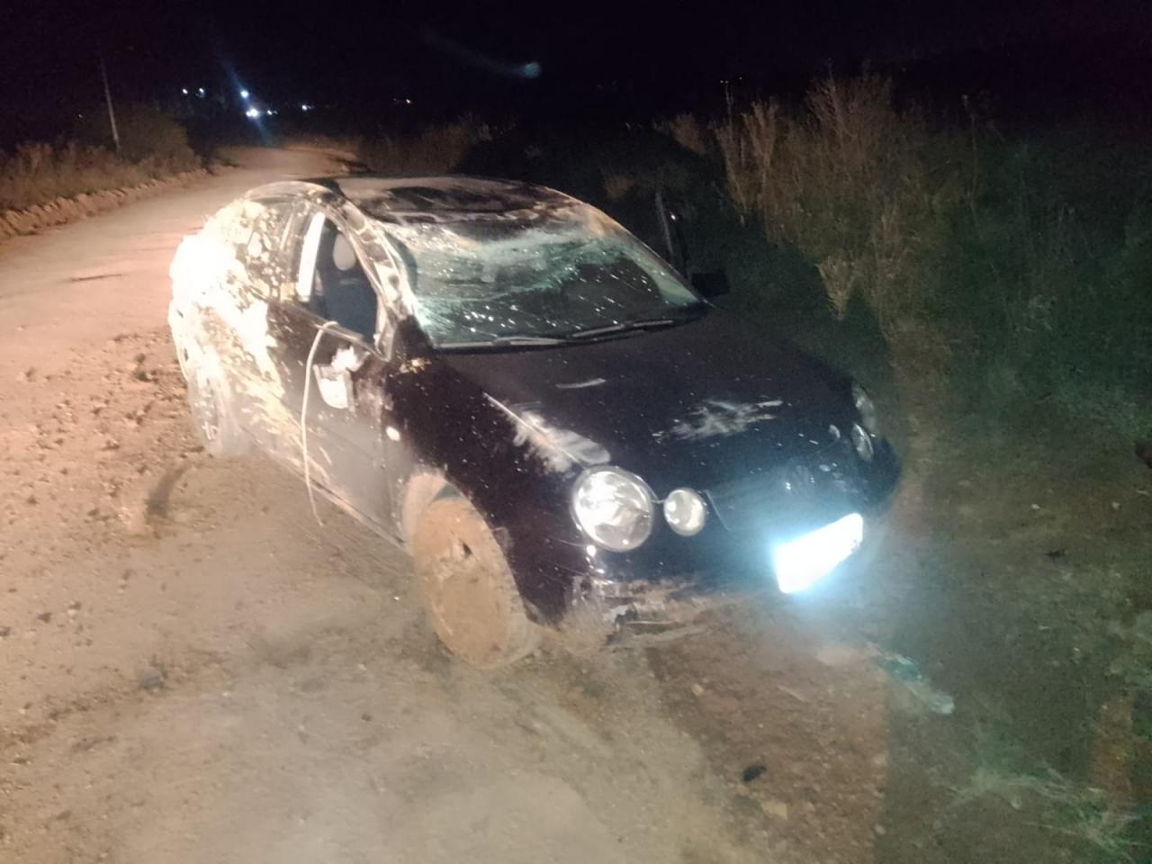 Condutor foge da polícia, capota veículo e abandona namorada