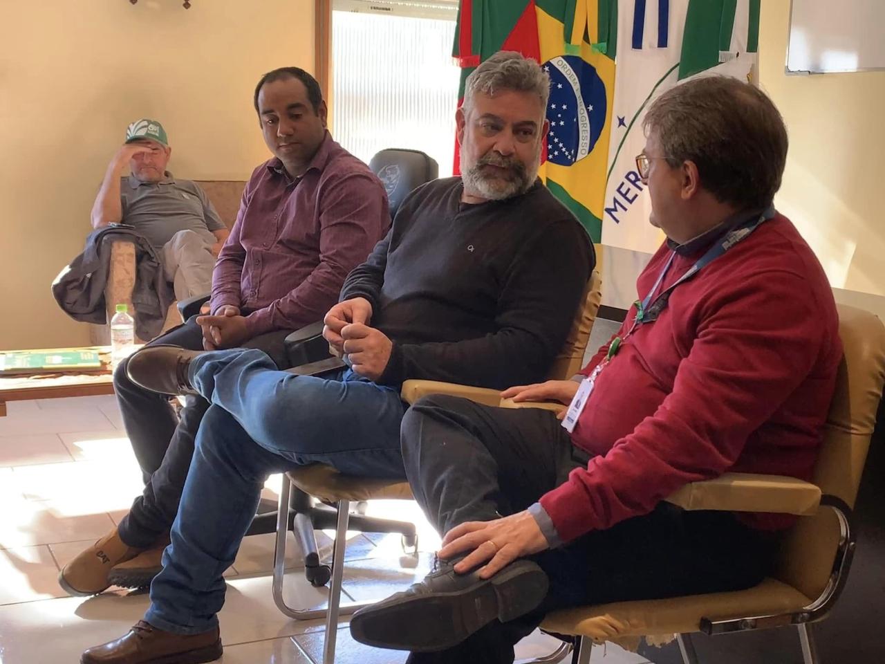 Executivo e Legislativo de Lavras do Sul se reúnem com representante da Equatorial CEEE