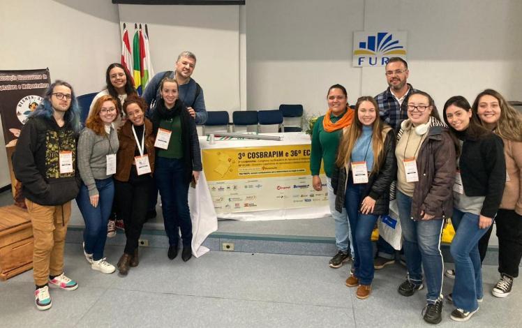 Grupo de alunos da Unipampa São Gabriel é premiado em Congresso de Apicultura