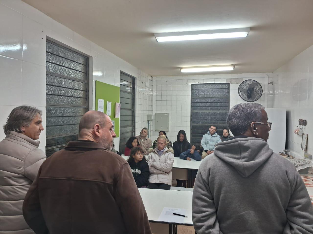 Integrantes do governo municipal tratam de melhorias com moradores do bairro Balança