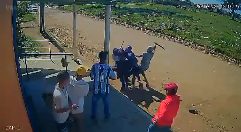 Jovens agridem um indivíduo com facão no Habitar Brasil