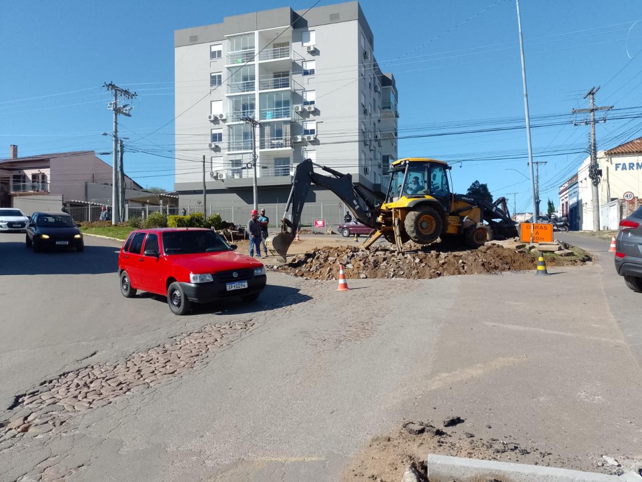 Motoristas devem ficar atentos em obra no trevo da Emílio Guillain