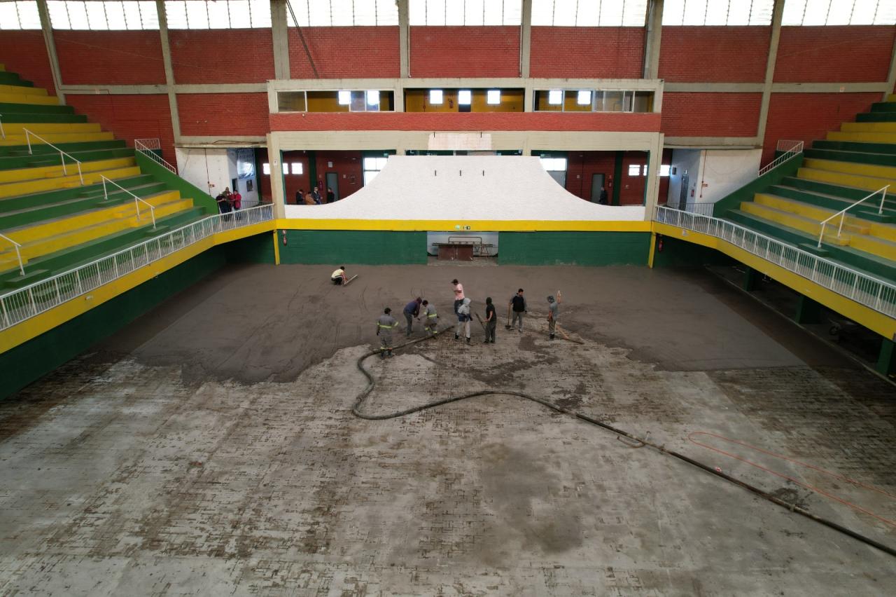 Piso do ginásio Militão começa a ser trocado