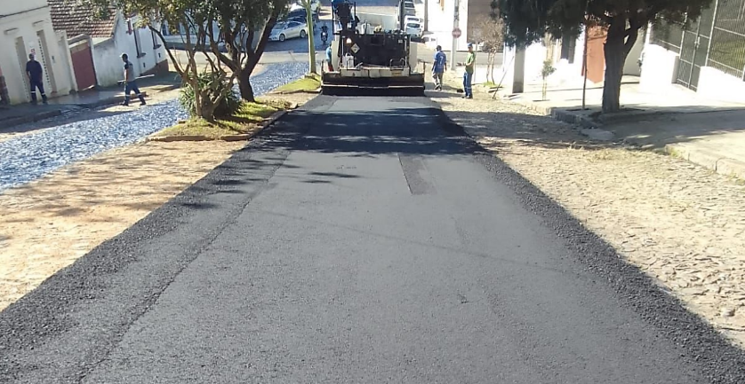 Rua Félix da Cunha começa a receber asfalto