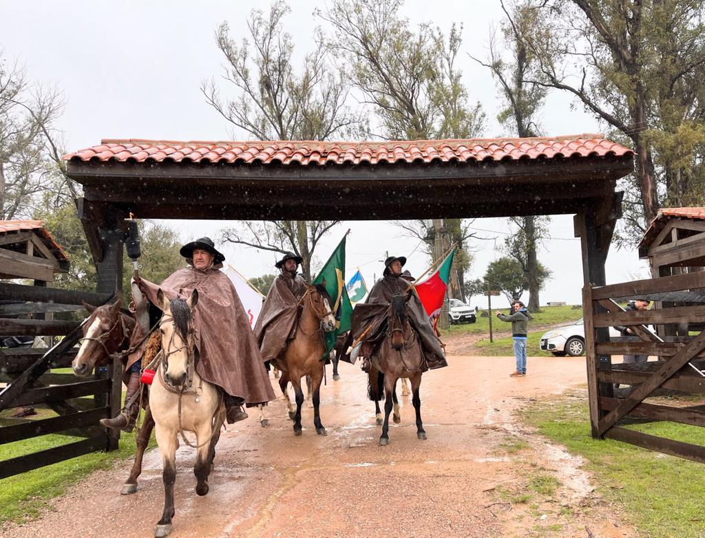 Chama Crioula é acesa e distribuída em Bagé