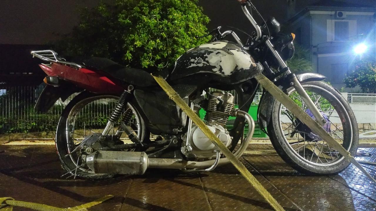 Condutor foge de moto e é pego pela Brigada Militar
