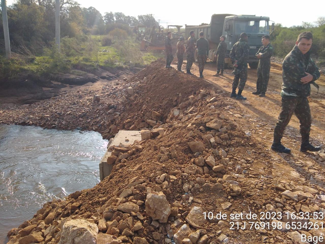 Exército recupera estrada da Arvorezinha