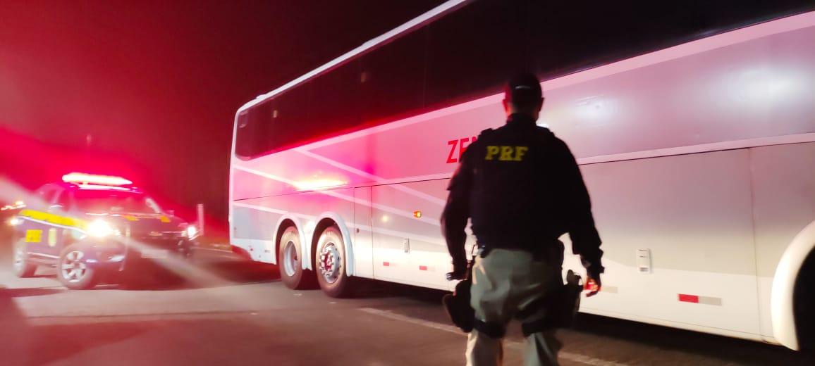 PRF prende passageiro de ônibus foragido da justiça em Bagé