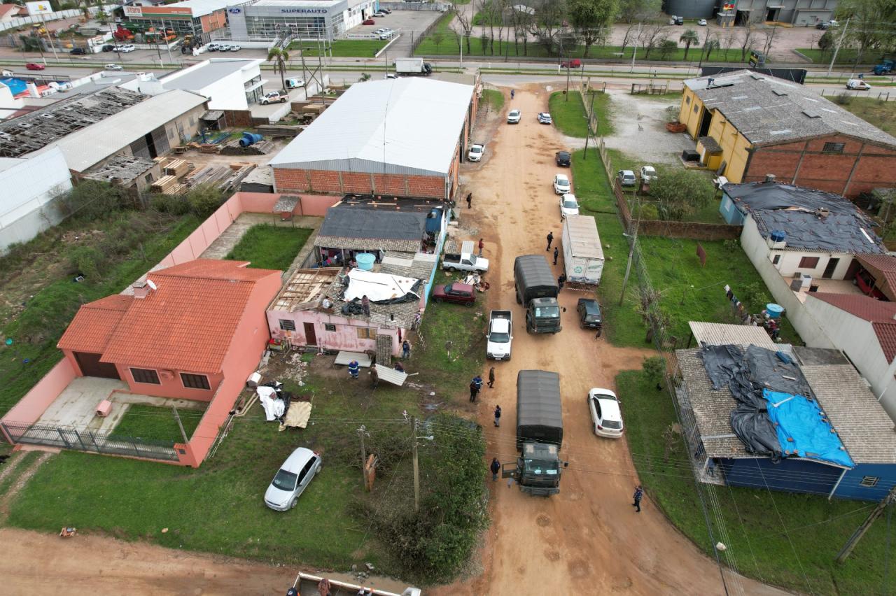 Telhas seguem chegando a população atingida pelo granizo em Bagé