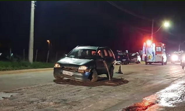 Veículo em alta velocidade colide e condutor abandona no meio da via