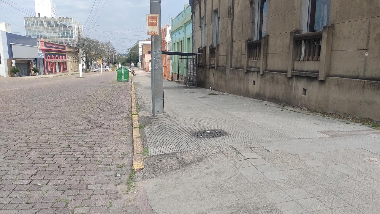 Vítima é assaltada, persegue ladrões e acaba lesionada