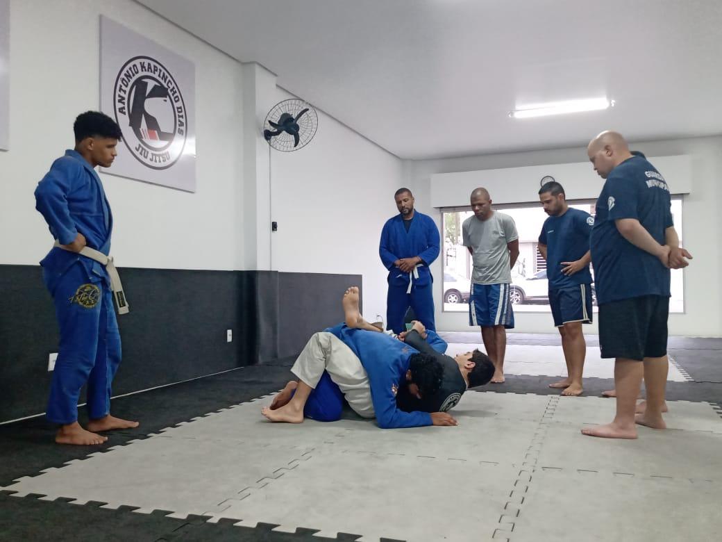 Agentes da Guarda Municipal passam por treinamento de Jiu-Jitsu