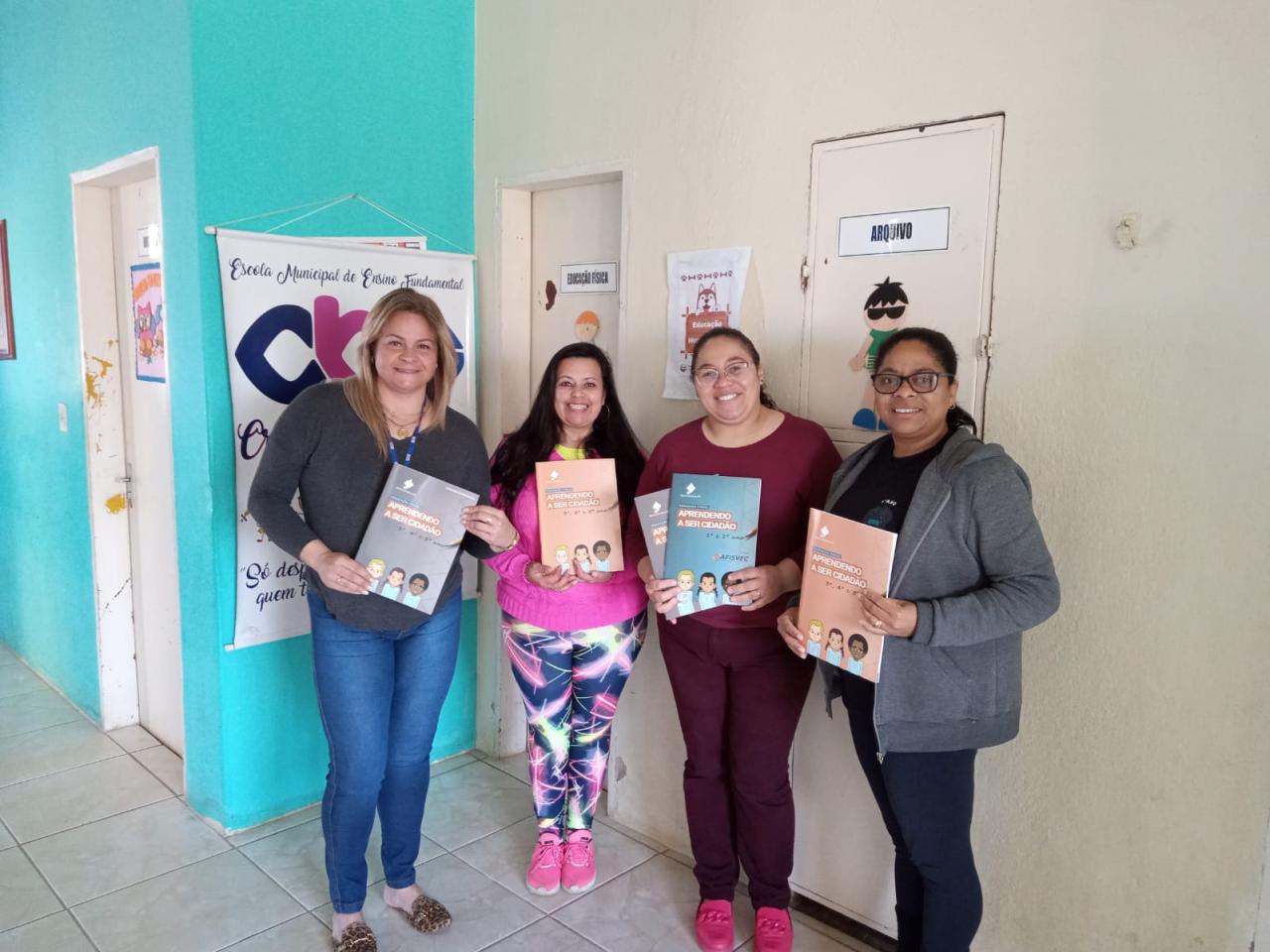 Comissão de Educação Fiscal realiza entrega de materiais em escolas municipais