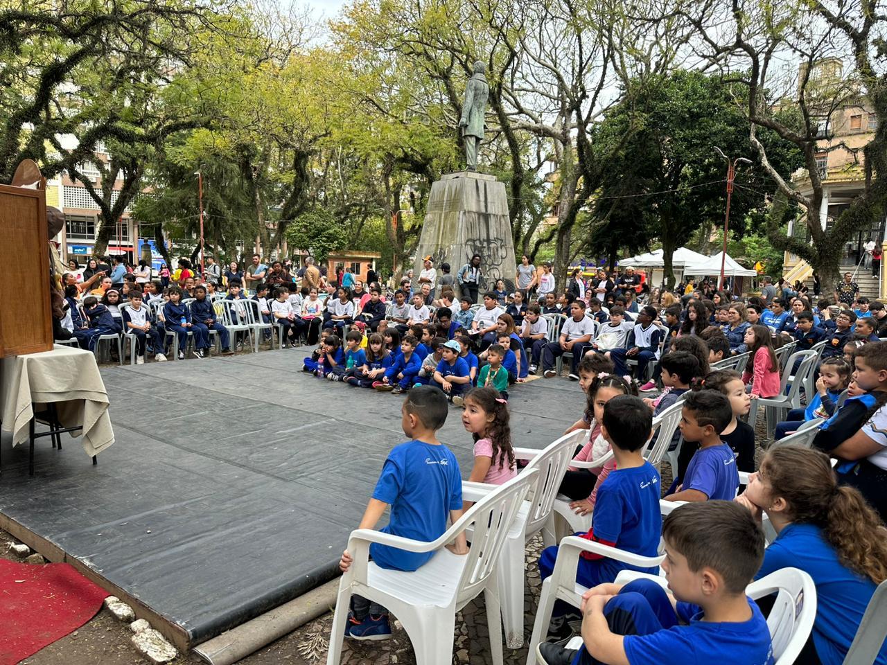 Feira do Livro movimenta praça Silveira Martins e supera expectativas