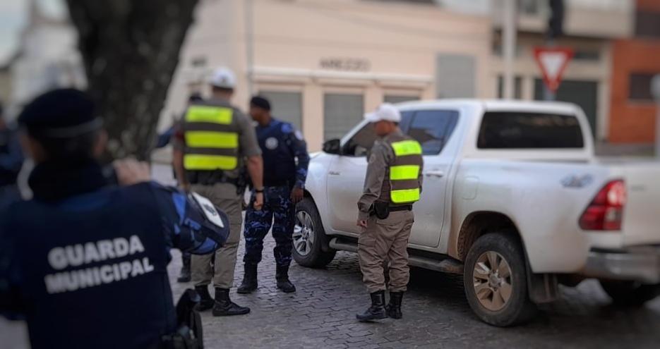 Homem é encontrado dormindo e embriagado dentro de veículo ligado no meio da via no centro