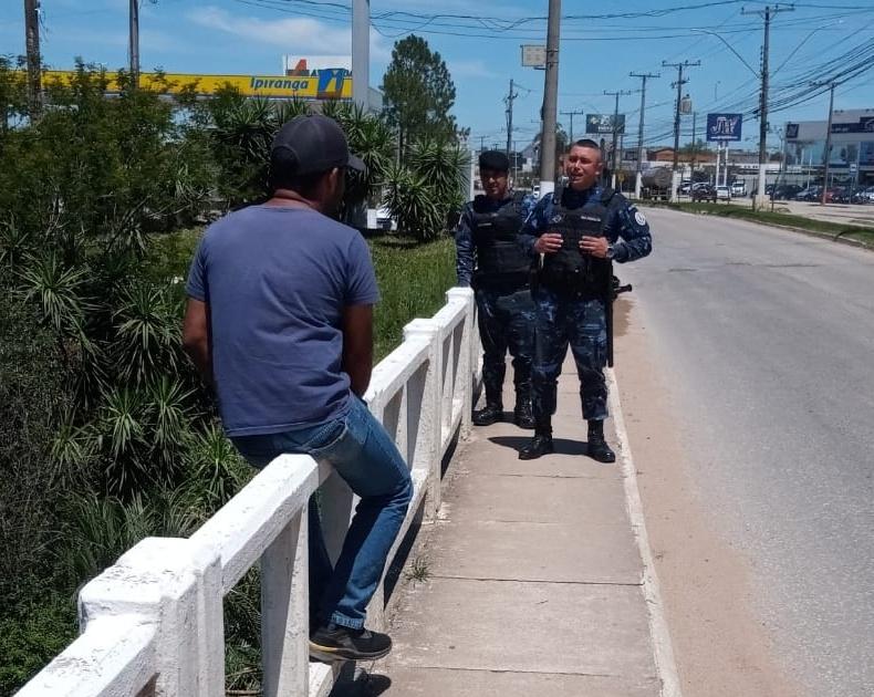 Homem é retirado do parapeito de ponte pela GCM de Bagé