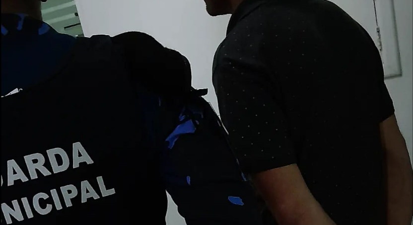 Indivíduo é preso tentando vender bateria de carro furtada
