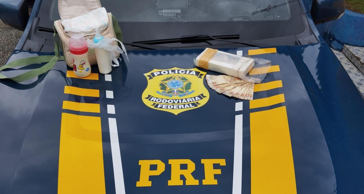 Mãe com filho de colo é presa pela PRF transportando cocaína