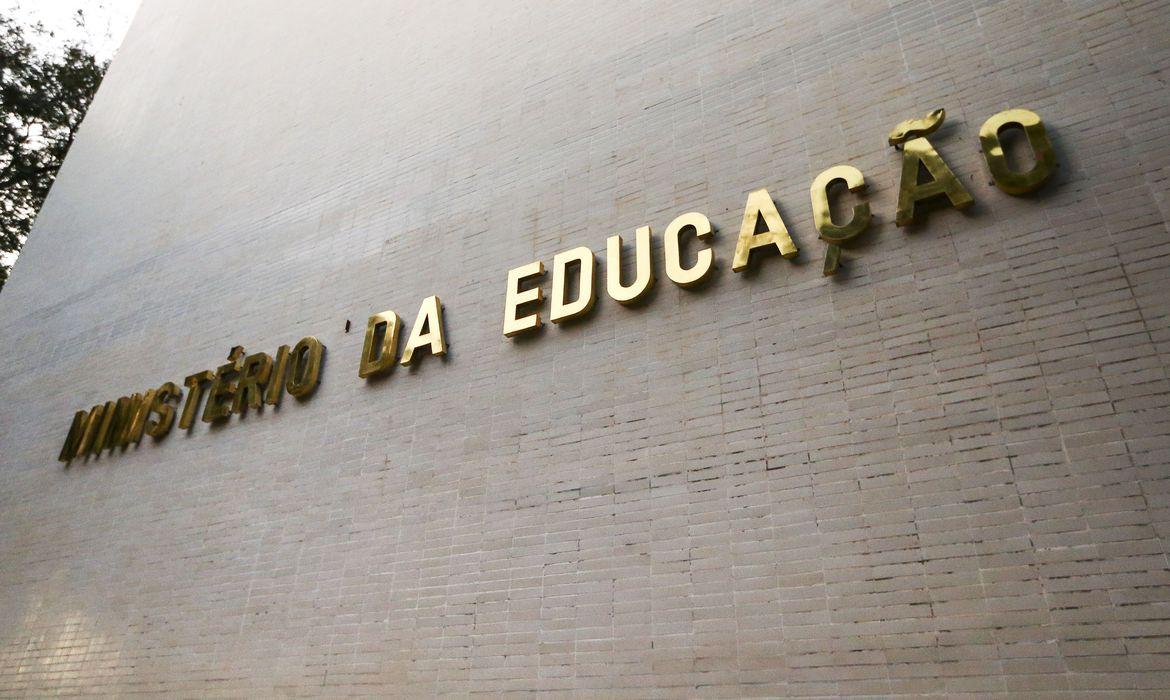 MEC estuda permitir graduação EAD para odontologia e outros três cursos