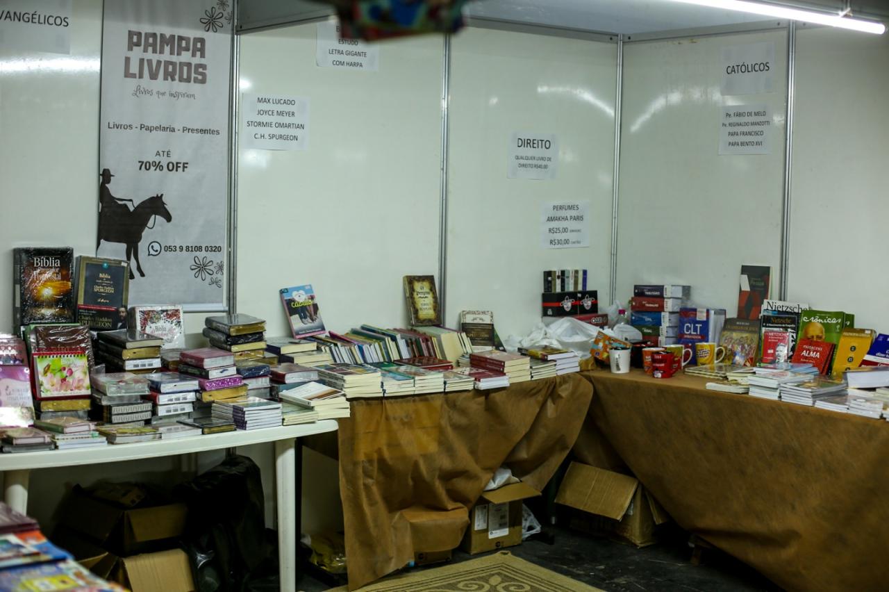 Primeiro dia da Feira do Livro terá lançamentos literários, apresentações musicais e de teatro
