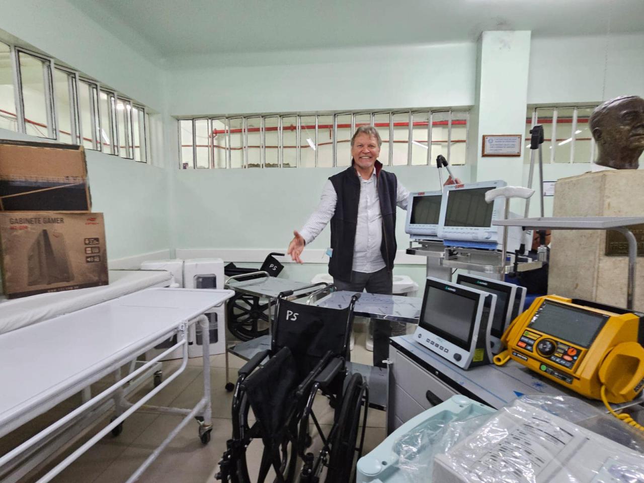 Afonso Hamm entrega equipamentos a Santa Casa de Bagé