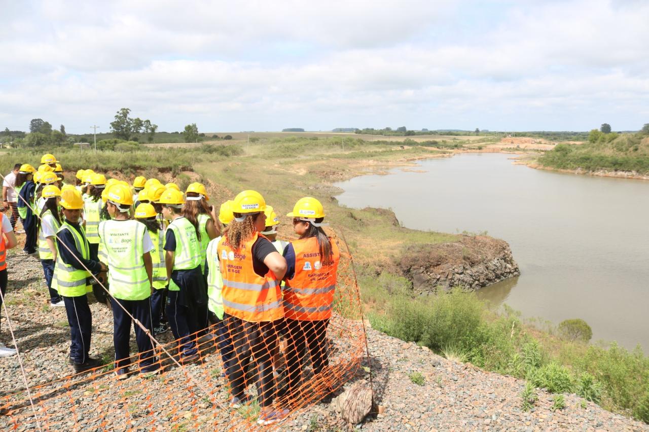 Alunos da EMEF Creusa Brito Giorgis visitam a obra da Barragem de Bagé