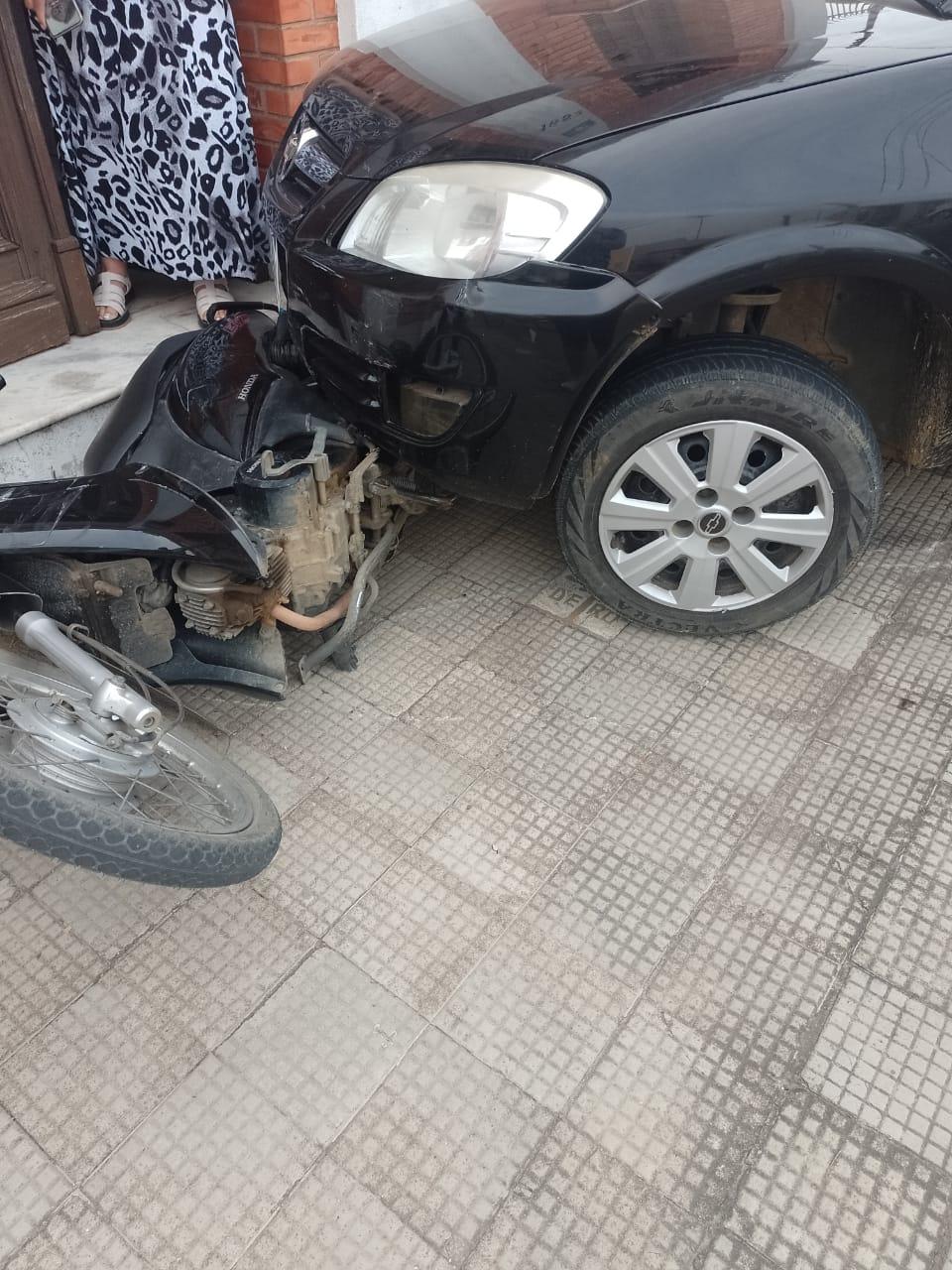 Condutor embriagado atinge moto estacionada e invade calçada