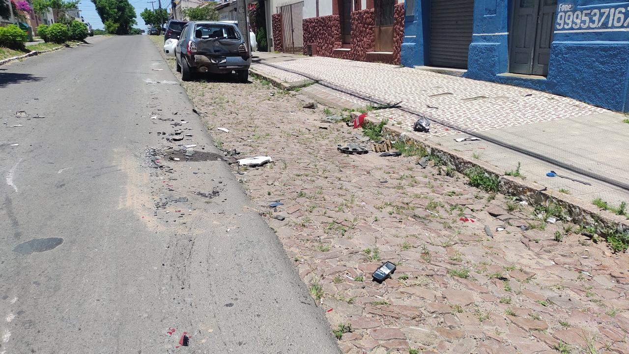 Homem embriagado e sem habilitação é preso após fugir e colidir em veículos estacionados